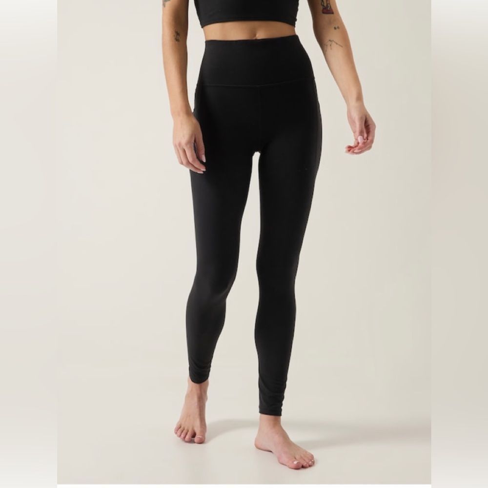 NWT Athleta Salutation Stash Tight Black. Extra large